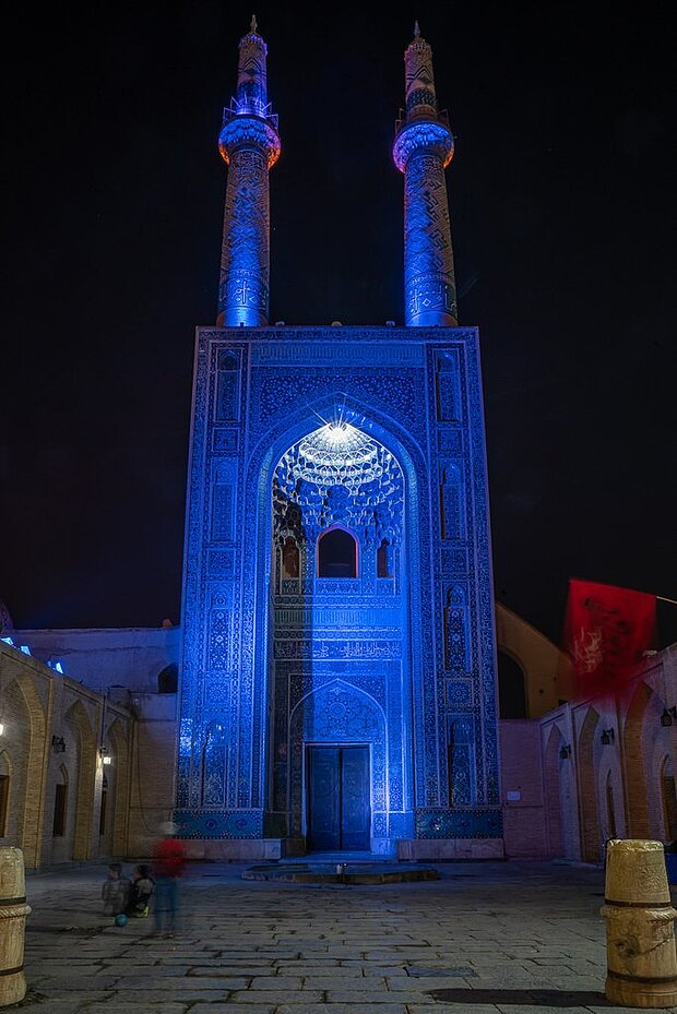 Portal der Freitagsmoschee in Yazd bei Nacht